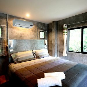 Zimmer mit Kingsize-Bett